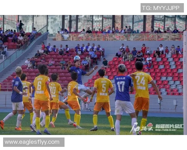 足球巨星街头挑战展现惊人球技引发热潮