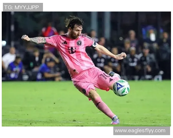 足球明星龙珠在赛场上激情庆祝进球引发全场热烈欢呼与狂欢气氛